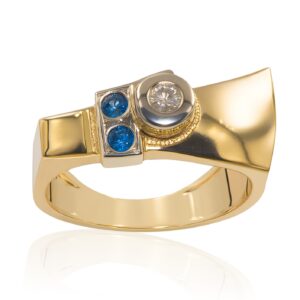 Złoty pierścionek z szafirami i brylantem 0,12 ct +0,07 ct
